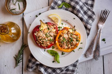 Et ve bitkilerle doldurulmuş biber dolması.