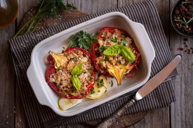 Et ve bitkilerle doldurulmuş biber dolması.