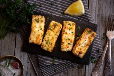 Limonlu ve marullu fırında balık fileto.