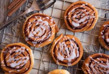 Dondurmalı taze tarçınlı çörekler.