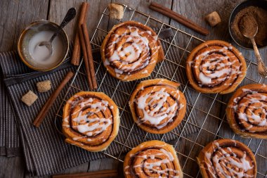 Dondurmalı taze tarçınlı çörekler.