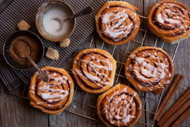 Dondurmalı taze tarçınlı çörekler.