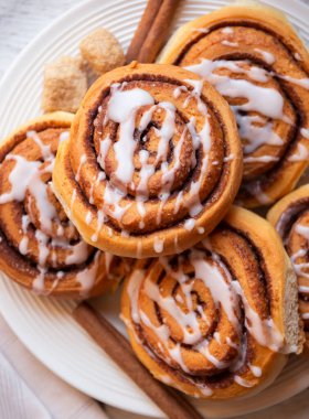 Dondurmalı taze tarçınlı çörekler.