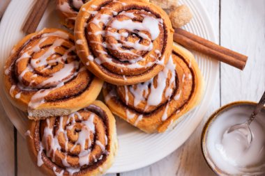 Dondurmalı taze tarçınlı çörekler.