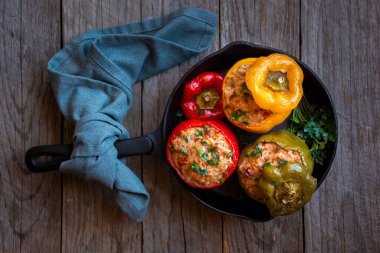 Et ve maydanozlu dolma biber, doldurulmuş et.