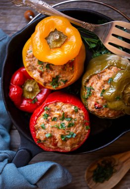 Et ve maydanozlu dolma biber, doldurulmuş et.