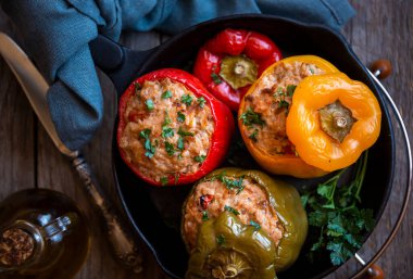 Et ve maydanozlu dolma biber, doldurulmuş et.