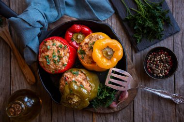 Et ve maydanozlu dolma biber, doldurulmuş et.