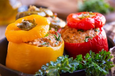 Et ve maydanozlu dolma biber, doldurulmuş et.