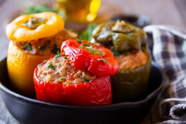 Et ve maydanozlu dolma biber, doldurulmuş et.