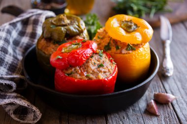 Et ve maydanozlu dolma biber, doldurulmuş et.