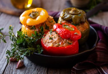 Et ve maydanozlu dolma biber, doldurulmuş et.