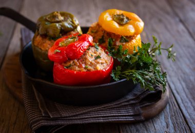 Et ve maydanozlu dolma biber, doldurulmuş et.