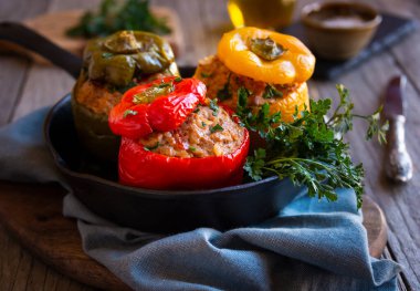 Et ve maydanozlu dolma biber, doldurulmuş et.