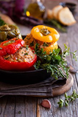 Et ve maydanozlu dolma biber, doldurulmuş et.
