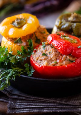 Et ve maydanozlu dolma biber, doldurulmuş et.