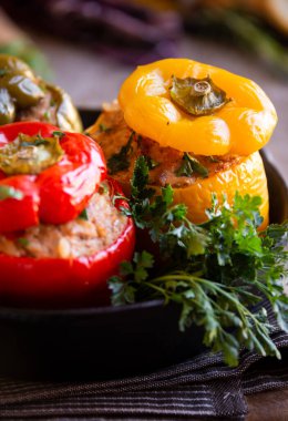 Et ve maydanozlu dolma biber, doldurulmuş et.