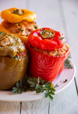 Et ve maydanozlu dolma biber, doldurulmuş et.