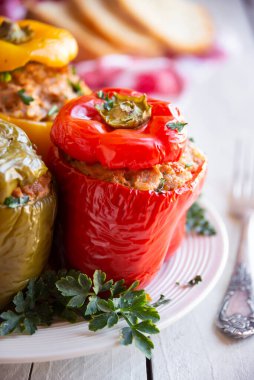 Et ve maydanozlu dolma biber, doldurulmuş et.