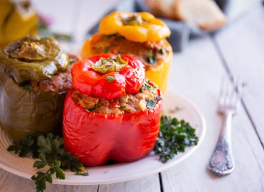 Et ve maydanozlu dolma biber, doldurulmuş et.