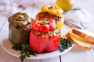 Et ve maydanozlu dolma biber, doldurulmuş et.