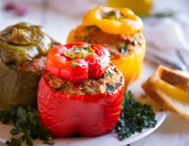 Et ve maydanozlu dolma biber, doldurulmuş et.