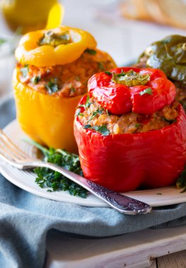 Et ve maydanozlu dolma biber, doldurulmuş et.