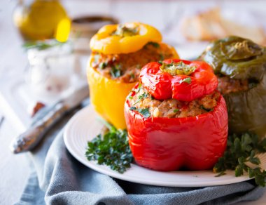 Et ve maydanozlu dolma biber, doldurulmuş et.