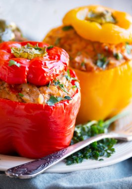 Et ve maydanozlu dolma biber, doldurulmuş et.