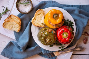 Et ve maydanozlu dolma biber, doldurulmuş et.