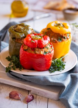 Et ve maydanozlu dolma biber, doldurulmuş et.