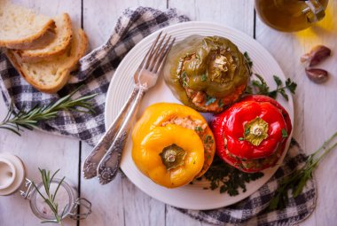 Et ve maydanozlu dolma biber, doldurulmuş et.