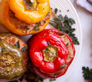 Et ve maydanozlu dolma biber, doldurulmuş et.