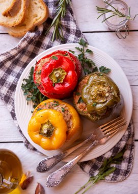 Et ve maydanozlu dolma biber, doldurulmuş et.