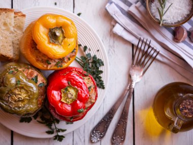 Et ve maydanozlu dolma biber, doldurulmuş et.