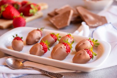 Çikolatalı çilek, lezzetli ve kolay tatlı.