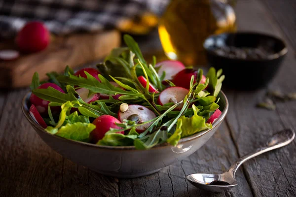 Növényi Saláta Retekkel Arugulával Salátával — Stock Fotó