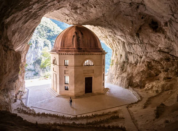 Bir kayanın içindeki kilise, İtalya 'daki Katolik şapeli.