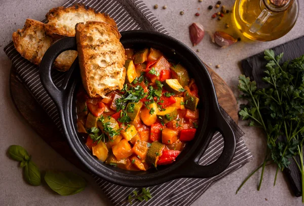 Cocinado Varias Verduras Con Hierbas Una Olla Cocción Negro — Foto de Stock