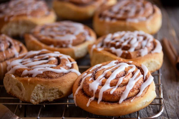 Fresh Baked Cinnamon Buns Frosting — 스톡 사진