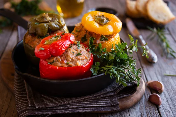Et ve maydanozlu dolma biber, doldurulmuş et.