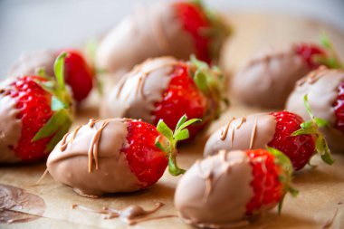 Çikolatalı çilek, lezzetli ve kolay tatlı.