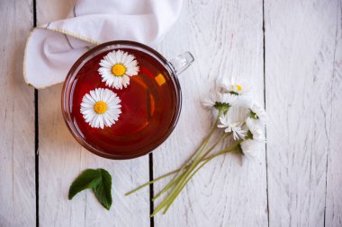 Bir fincan papatya çayı, doğal bitki içeceği.