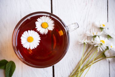 Bir fincan papatya çayı, doğal bitki içeceği.