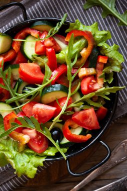 Taze sebze salatası, domates, roka ve diğer sebzeler.