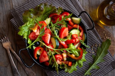 Taze sebze salatası, domates, roka ve diğer sebzeler.