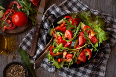Taze sebze salatası, domates, roka ve diğer sebzeler.