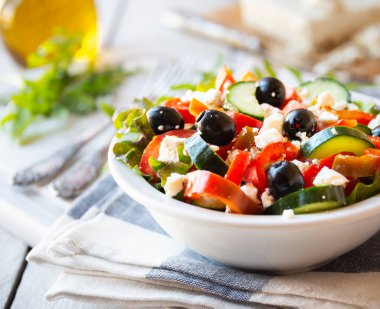 Sebzeli Yunan salatası ve peynir, sağlıklı sebze yemeği.