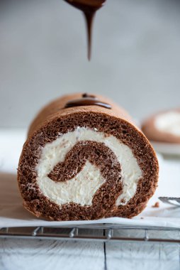 Silinmiş kremalı tatlı rulo, lezzetli ev yapımı çikolatalı pasta.