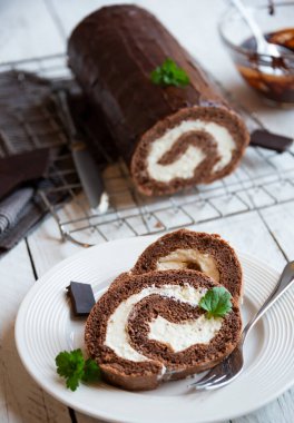Silinmiş kremalı tatlı rulo, lezzetli ev yapımı çikolatalı pasta.